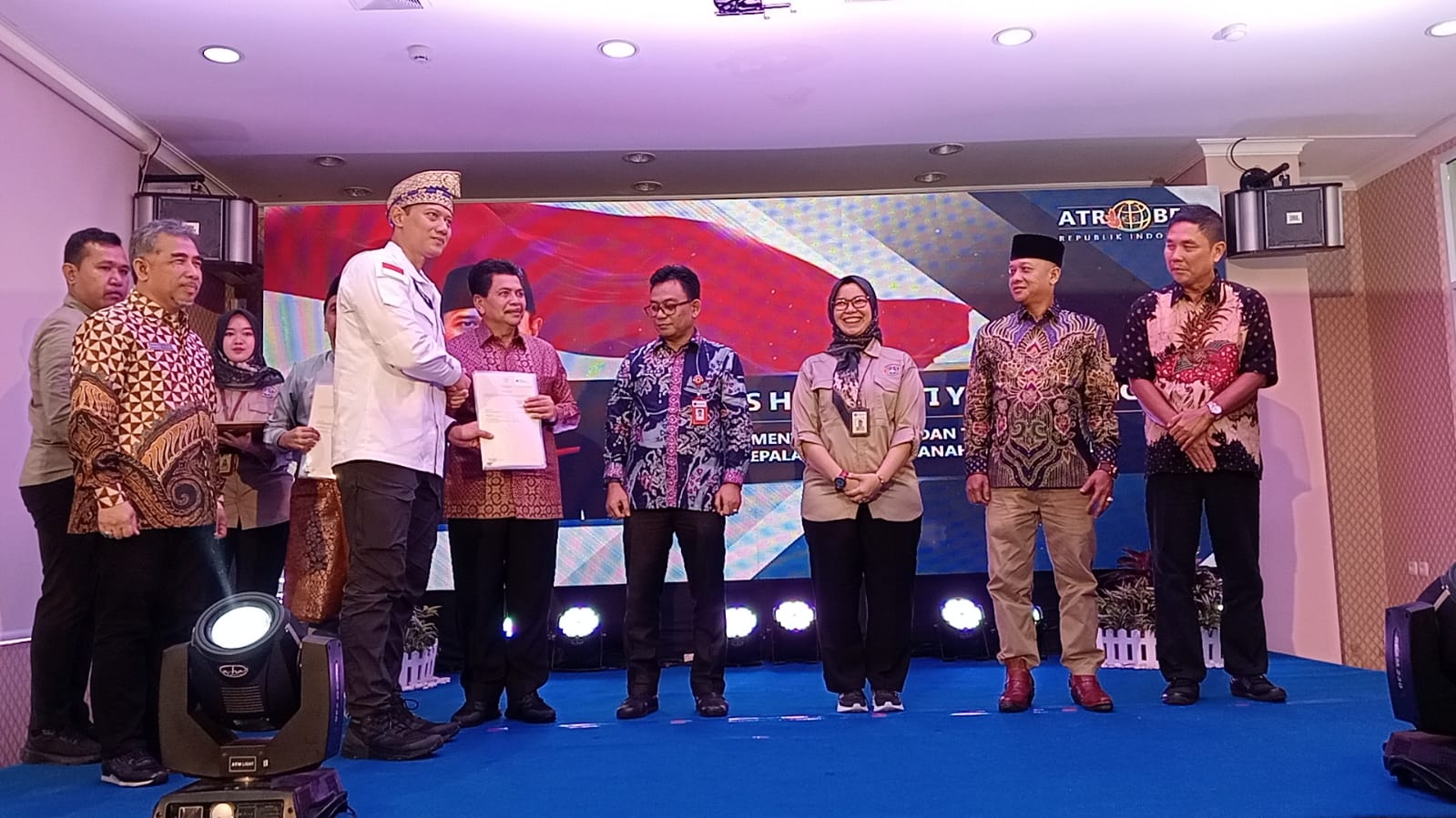 Menteri Agraria dan Tata Ruang/Badan Pertanahan Nasional Agus Harimurti Yudhoyono menyerahkan sertipikat elektronik kepada perwakilan Pemerintah Kota Pekanbaru dan Provinsi Riau, Jumat (31/5/2024).