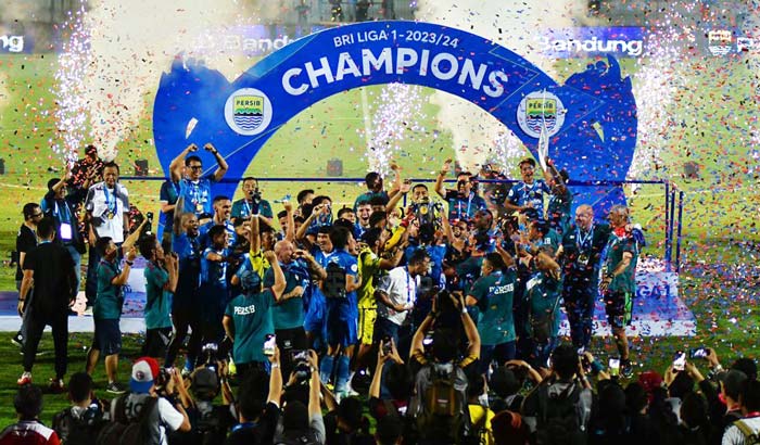 Pemain Persib melakukan selebrasi juara usai mengalahkan Madura United dalam laga leg 2 final Liga 1 2023/2024 di Stadion Gelora Bangkalan, Jumat (31/5/2025).