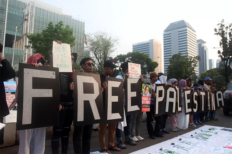 Massa melakukan aksi kecaman terhadap Israel di depan Kedutaan Besar Amerika Serikat, Jakarta, Jumat (31/5/2024).