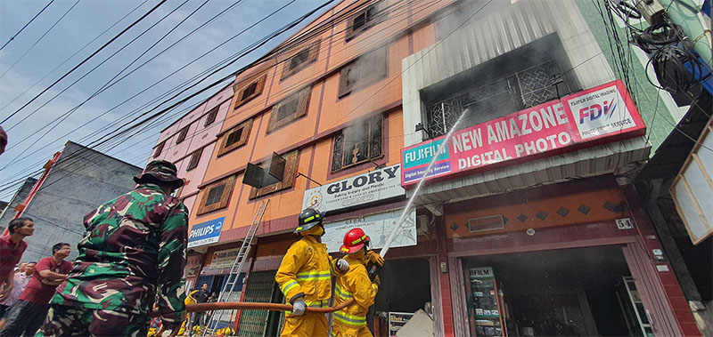 Petugas pemadam kebakaran memadamkan api yang menghanguskan dua roko dan menewaskan 4 penghuninya di Jalan Sudirman, Duri Kecamatan Bathin Solapan, Sabtu (1/6/2024) pukul 08.10 WIB.