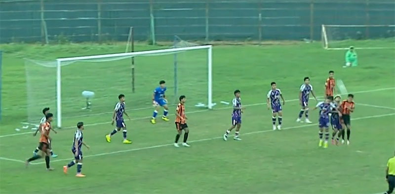 Pemain Tornado FC dan Persibo berduel dalam laga kedua Grup 2 Babak 8 Besar Putaran Nasional Liga 3 musim 2023/2024, di Stadion Mini Cibinong, Bogor, Sabtu (1/6/2024).