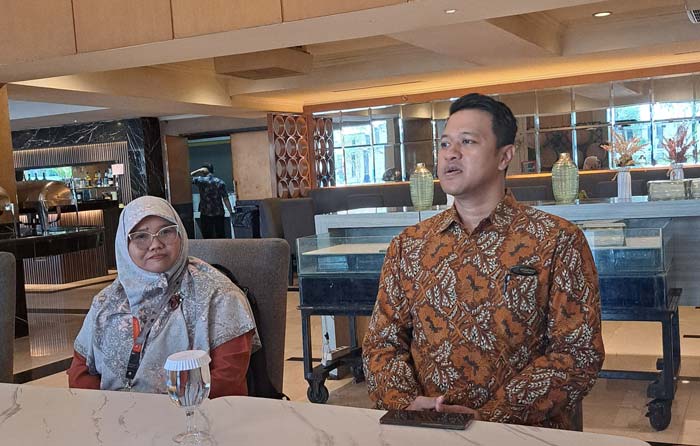 General Manager Grand Jatra Hotel Pekanbaru Bregas Yekti sebagai perwakilan dari JHR saat memberikan bantuan kepada masyarakat terdampak bencana.