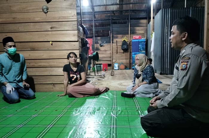 Petugas kepolisian mengunjungi kediaman salah seorang korban keracunan didampingi orang tua murid untuk menghimpun keterangan dan kronologis kejadian.