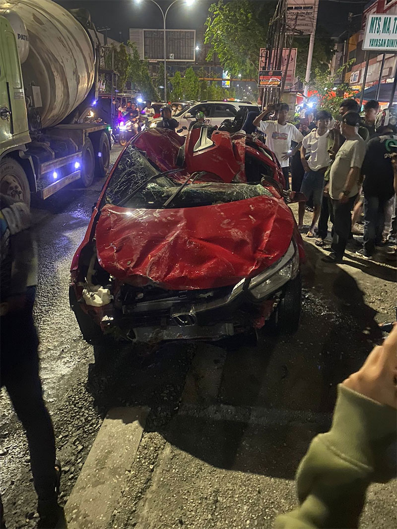 Mobil jenis hatchback mengalami rusak parah setelah bertabrakan di Jalan Tuanku Tambusia, Kota Pekanbaru dekat persimpangan Jalan Ahmad Dahlan pada Jumat (31/5/2024).