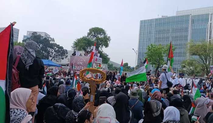 Ribuan warga menggelar Aksi Bela Palestina di depan Kedubes AS Jakarta, Sabtu (1/6/2024).
