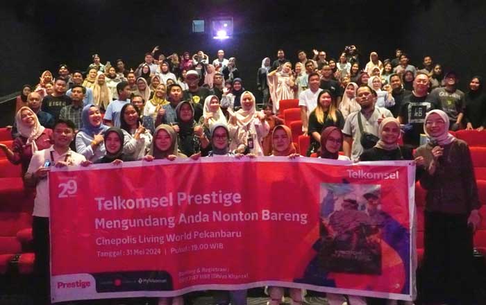 Para pelanggan Telkomsel Prestige foto bersama menjelang nonton bareng di Senepolis Living World, Jumat (31/5/2024).
