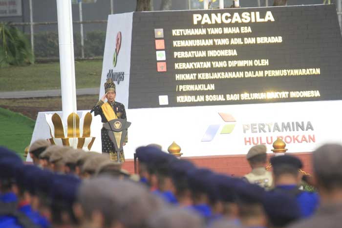 Presiden Kenakan pakaian adat Melayu Teluk Belango.