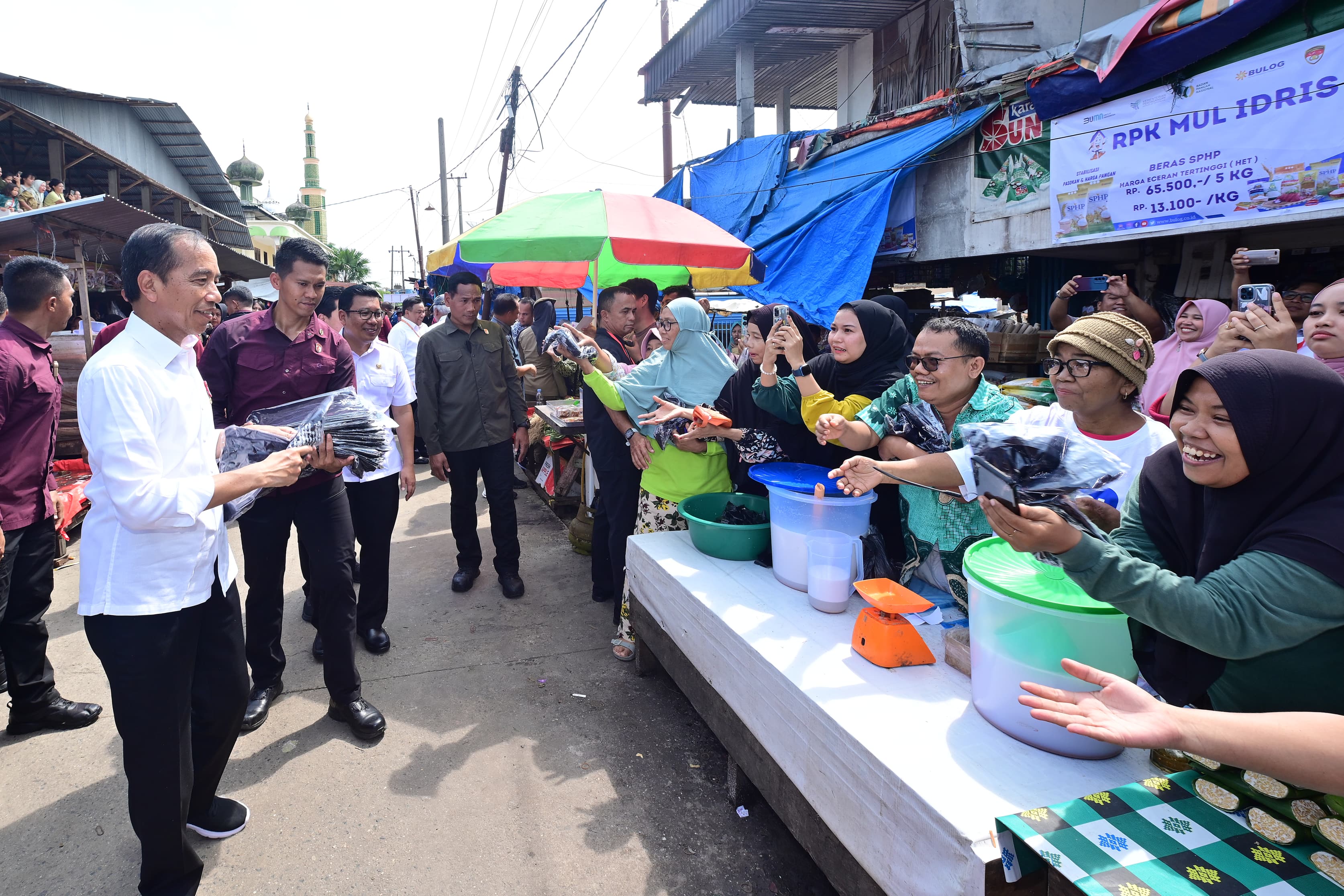 Presiden Joko Widodo mengunjungi Pasar Senggol Dumai dan berdialog dengan masyarakat serta pedagang, Sabtu (1/6/2024).