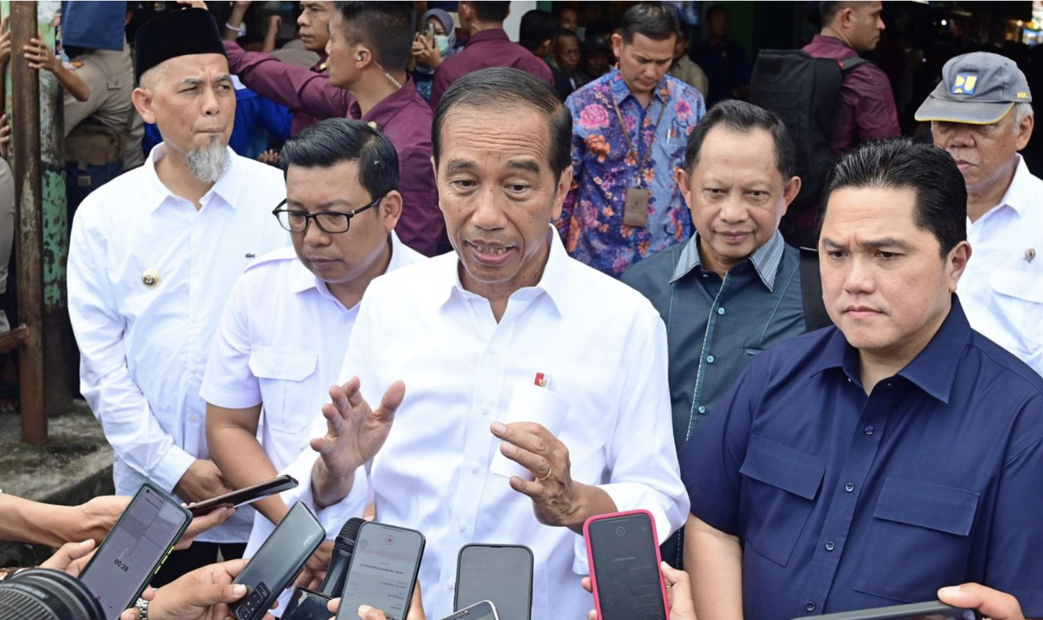 Presiden Joko Widodo menyampaikan keterangan persnya di Kota Dumai, Provinsi Riau, Sabtu (1/6/2024)