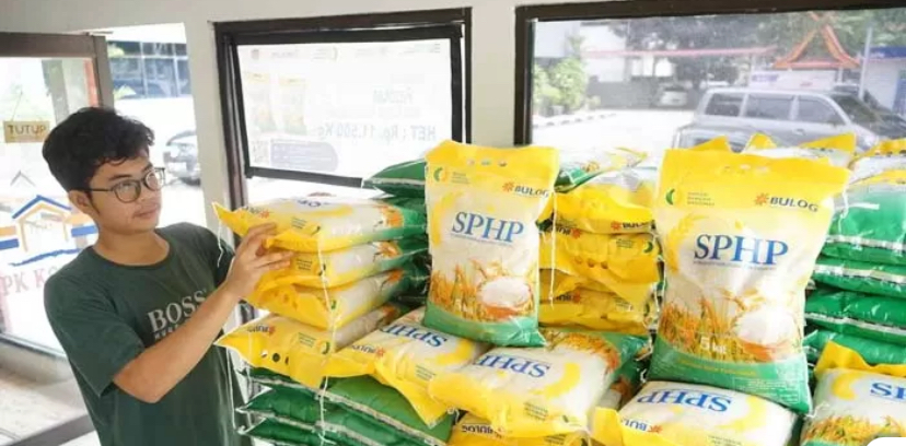 Penjaga menyusun beras yang dijualnya di RPK Kopelri Bulog Divre Riau dan Kepri, Jalan Ahmad Yani, Pekanbaru, beberapa waktu lalu.
