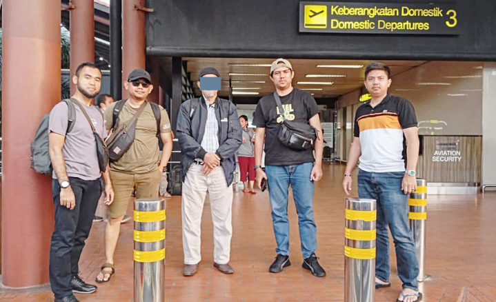 Subdit III Tindak Pidana Korupsi (Tipikor) Ditreskrimsus Polda Kepri saat mengamankan D (jaket hitam), mantan Kepala BPKAD Pemkab Natuna, di Depok, Jabar, 23 April 2024.