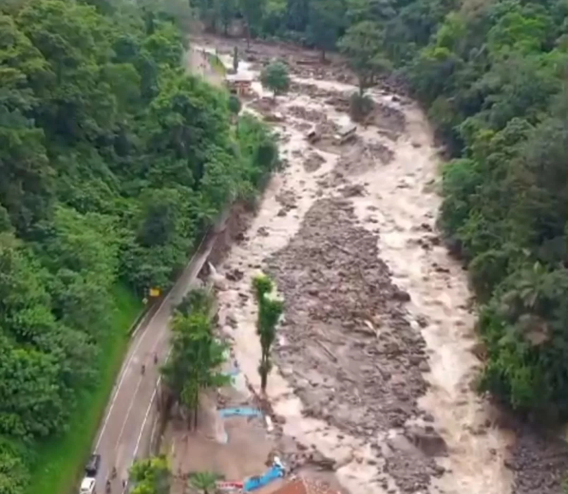 Ruas jalan Lembah Anai yang terputus akibat banjir dan longsor beberapa waktu lalu.