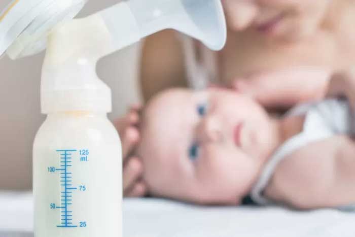 Ilustrasi Air Susu Ibu dalam botol.