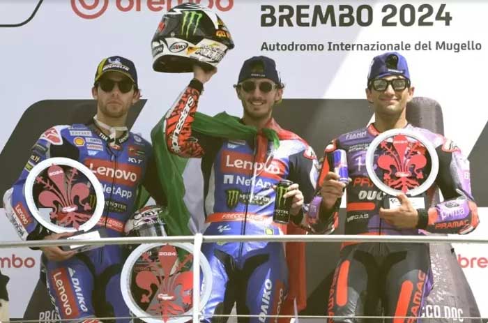 Dua pembalap Ducati Lenovo Francesco Bagnaia (tengah) dan Enea Bastianini memberikan kemenangan di MotoGP Italia, yang digelar di Sirkuit Mugello.