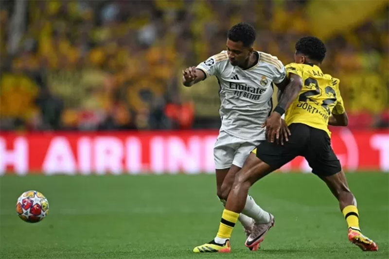 Pemain Borussia Dortmund, Ian Maatsen (kanan), membuat blunder fatal ketika memberikan passing yang berujung terciptanya gol kedua Real Madrid di final Liga Champions.