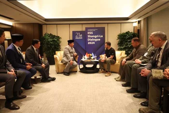 Menhan RI Prabowo Subianto bertemu dengan Presiden Ukraina Volodymyr Zelensky di Singapura, Sabtu (1/6/2024).