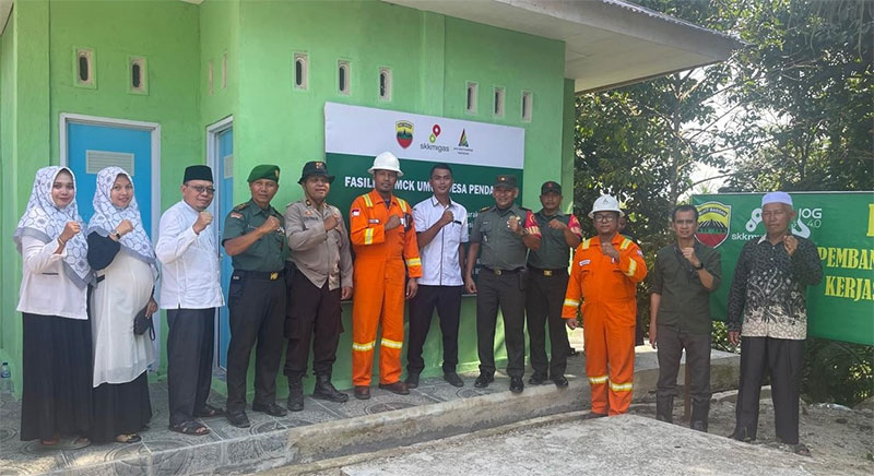 Serah terima bangunan MCK dari SKK Migas-KKKS PT APGWI bersama TNI AD kepada Desa Pendalian, Kecamatan Pendalian IV Koto, Kabupaten Rokan Hulu, Rabu (30/5/2024).