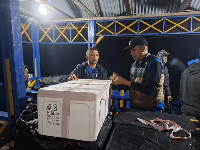 Petugas Satpolairud Polres Inhil saat sedang melakukan pengecekan terhadap styrofoam yang berisi benih lobster di Tembilahan, Ahad (2/6/2024).