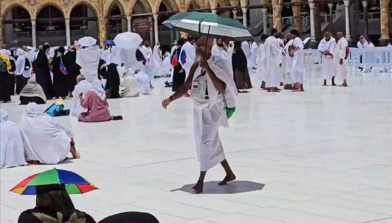 Saat detik-detik Rashdul Kiblat berlangsung, terlihat bayangan seorang jamaah haji di Masjidil Haram, Makkah, menyatu dengan tubuhnya.