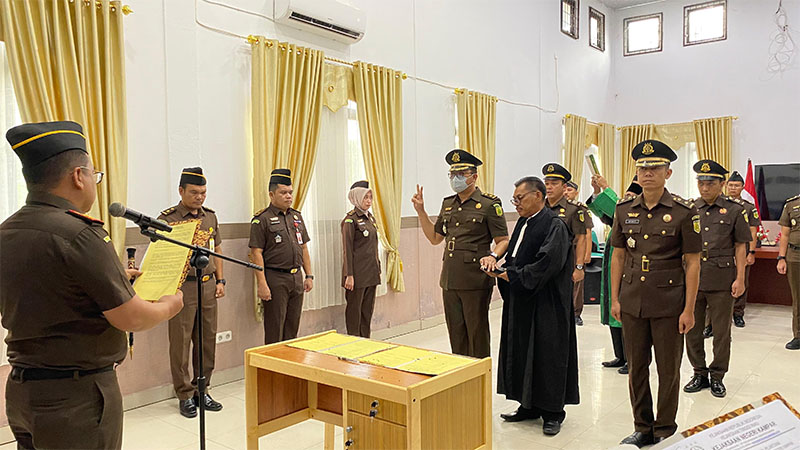 Kajari Kampar Sapta Putra memimpin serah terima jabatan dua Kepala Seksi di Aula Kejaksaan Negeri Kampar, Senin (3/6/2024).