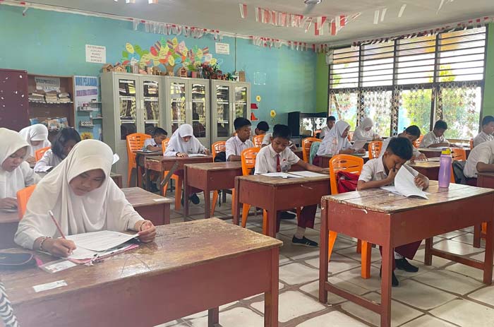 Suasana pelaksanaan ujian akhir sekolah di SDN 130 Pekanbaru, Selasa (28/5/2024).