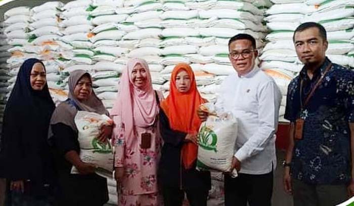 Kepala Disketapang Pekanbaru H Maisisco (dua kanan) menyerahkan bantuan beras CPP di Kantor PT Pos Indonesia, Jalan Jenderal Sudirman, Ahad (2/6/2024).