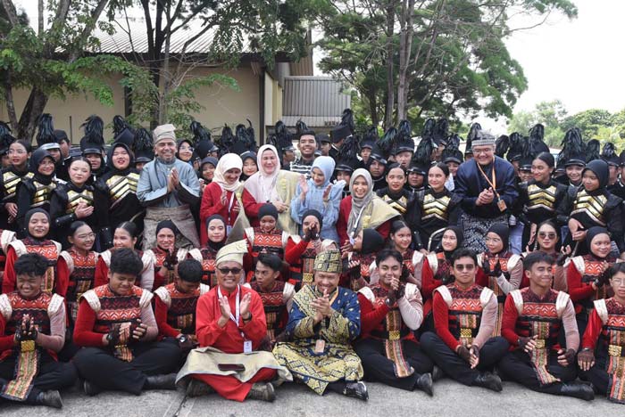 Marching Band BCK PHR usai tampil memukau saat peringatan Harlah Pancasila di Lapangan Garuda PHR, Dumai, menyempatkan waktu untuk berfoto bersama, Sabtu (1/6/2024).