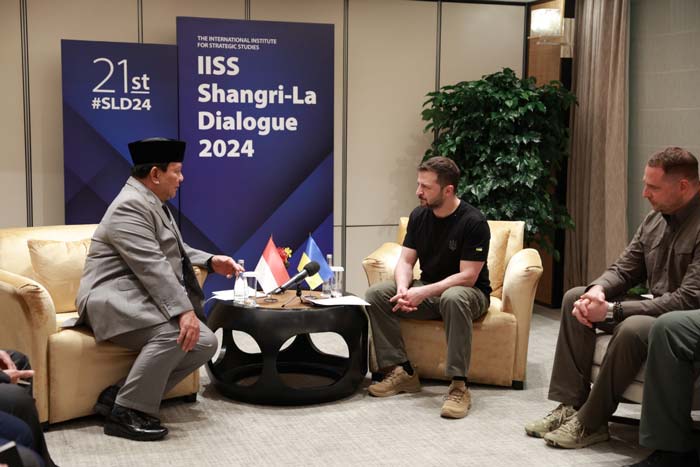 Menteri Pertahanan Prabowo Subianto (kiri) berdialog dengan Presiden Ukraina Volodymyr Zelensky (tengah) di Singapura, Sabtu (1/6/2024).