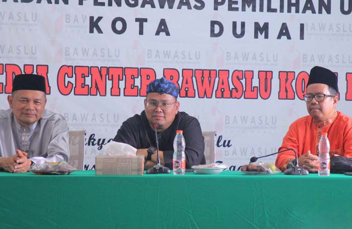 Ketua Bawaslu Riau Alnofrizal (kanan) mendampingi Ketua Bawaslu RI Rahmat Bagja (tengah) saat memberi pengarahan kepada jajaran Pengawas se-Riau.