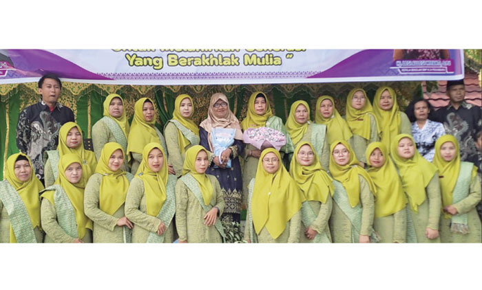 Kepala SMPN 24 Pekanbaru Hj Legi Allegi Wiyanti SPd&nbsp;(tujuh kanan berdiri di belakang) Darwati SPd (baju hitam) beserta guru foto bersama di halaman sekolah, Sabtu (1/6/2024).&nbsp;