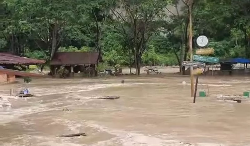 Sungai yang membelah Ngarai Sianok, Sumatera Barat tiba-tiba meluap, Senin (3/6/2024) sekitar pukul 14.45 WIB.