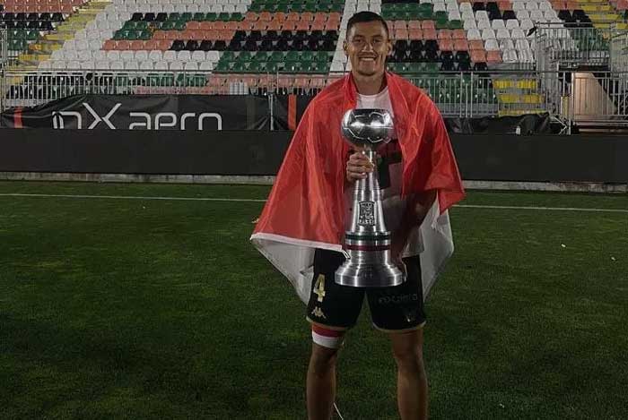 Jay Idzes, dengan bendera Merah Putihnya setelah memastikan timnya Venezia promosi ke Seri A Italia.