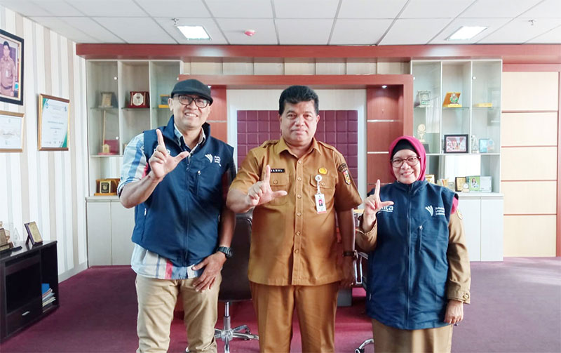 Kepala Dinas Pendidikan Kota Pekanbaru, Abdul Jamal (tengah) foto bersama pengurus SLI Pekanbaru, Ammi Andriani (kanan) dan Hary B Koriun, setelah pertemuan di ruang kerjanya di Pekanbaru, Senin (3/6)