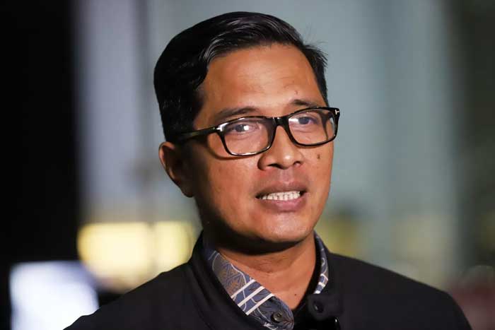 Mantan Jubir KPK Febri Diansyah memberikan keterangan kepada wartawan usai menjalani pemeriksaan di Gedung Merah Putih KPK, Jakarta, Senin (2/10/2023).