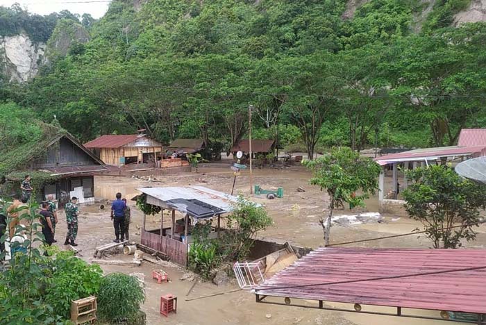 Petugas mengecek lokasi luapan air Ngarai Sianok yang menyisakan material lumpur di Kelurahan Kayu Kubu, Kecamatan Guguak Panjang, Kota Bukittinggi, Senin (3/6/2024).