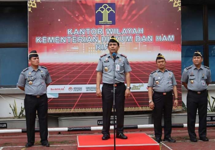 Kepala Kanwil Kemenkumham Riau Budi Argap Situngkir memimpin apel di Kanwil Kemenkumham Riau,  Senin (3/6/2024).