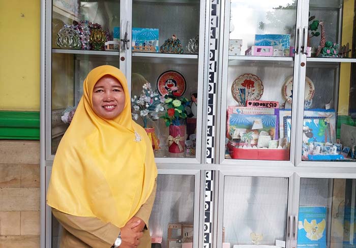 Kepala SDN 111 Pekanbaru Nur Aisyah SAg dengan hasil karya P5, Senin (3/6/2024).