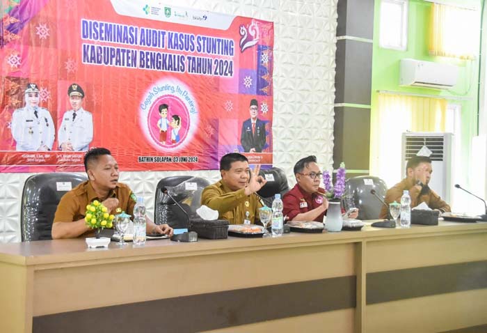 Sekda Bengkalis dr H Ersan Saputra (dua kanan) memimpin pelaksanaan diseminasi audit kasus stunting tahap I, di Kantor Camat Bathin Solapan, Bengkalis, Senin (3/6/2024).