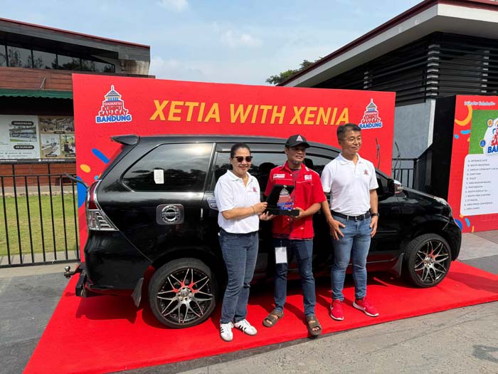Perwakilan manajemen Daihatsu menyerahkan penghargaan kepada pemenang Xetia with Xenia pada acara Daihatsu Kumpul Sahabat menikmati akhir pekan di Bandung, Ahad (2/6/2024).