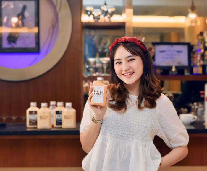 Seorang model sedang mem&shy;promosikan Bittersweet Coffee, belum lama ini.