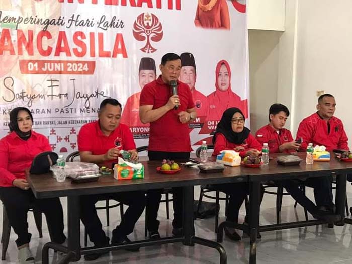 Ketua DPC PDI Perjuangan Kuansing H Halim bersama pengurus dan kader, hadir dalam pendidikan politik, dialog interaktif Hari Lahir Pancasila di Sekretariat DPC PDI Perjuangan Kuansing, Sabtu (1/6).