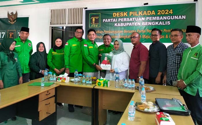 Ketua DPC PPP Rahmad Dhona menerima pendaftaran Balonbup Bengkalis Kasmarni di Kantor PPP di Jalan Hang Tuah Bengkalis, Senin (3/6/2024).
