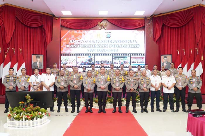 Kapolda Riau Irjen Pol Mohammad Iqbal (delapan kanan depan) berfoto bersama Wakapolda Brigjen Pol K Rahmadi (tujuh kiri depan) serta seluruh Pejabat Utama Polda Riau.