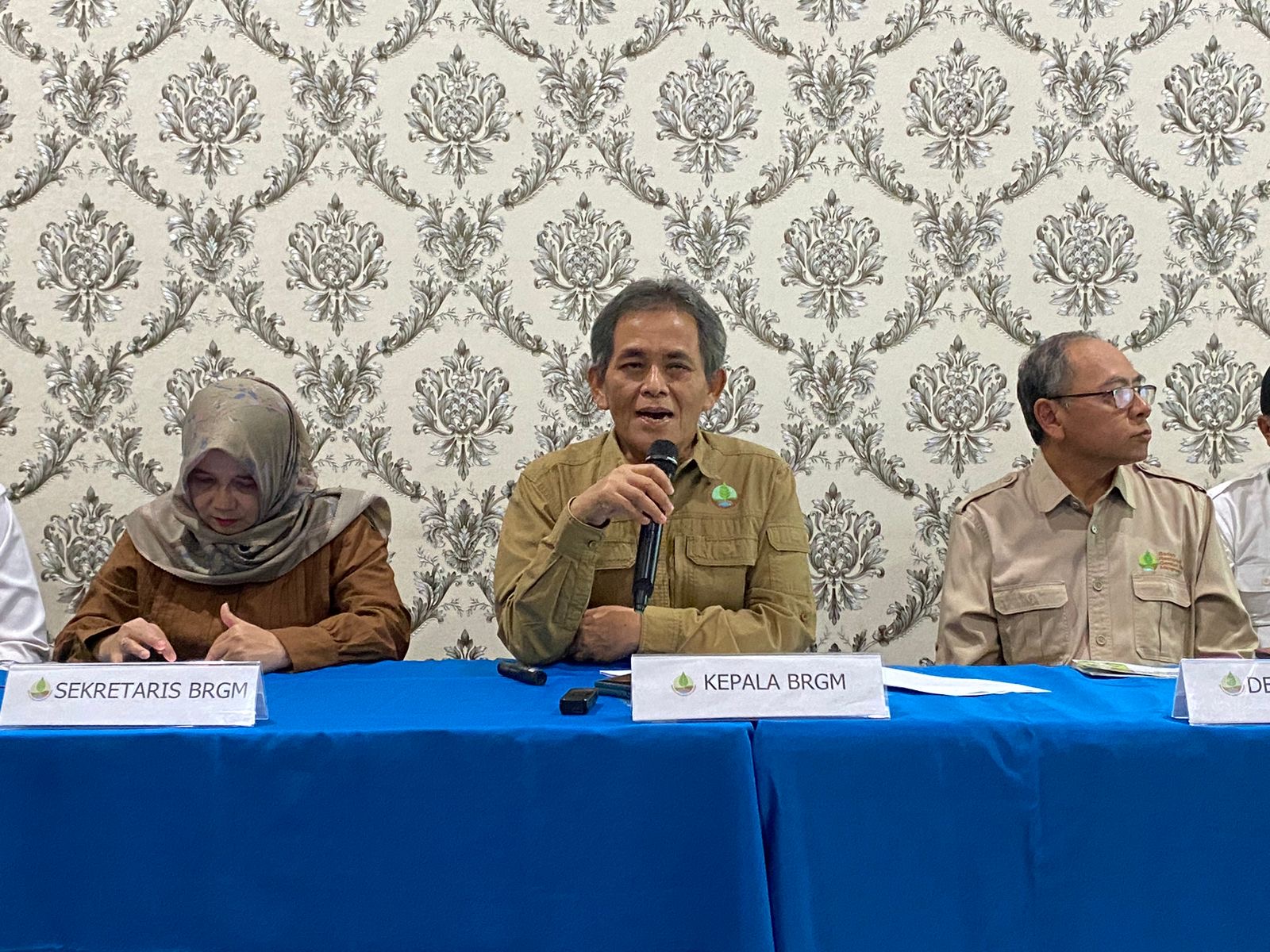 Kepala BRGM Ir Hartono (tengah) menyampaikan keterangan pers rehabilitasi mangrove di Riau, Selasa (4/6/2024).