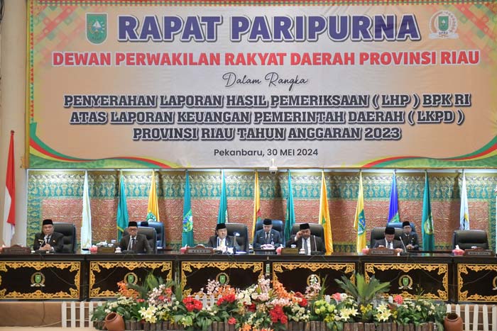 Suasana rapat paripurna dengan agenda penyerahan Laporan Hasil Pemeriksaan (LHP) Badan Pemeriksa Keuangan (BPK) RI atas Laporan Keuangan Pemerintah Daerah (LKPD) Provinsi Riau.