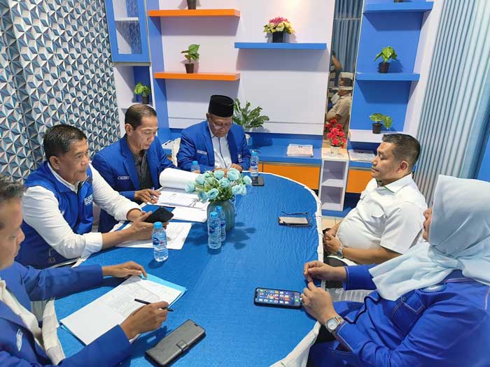 Ketua DPD PAN Kuansing Komperensi SP MSi mendampingi Balon Bupati H Musliadi SAg saat wawancara di DPW PAN Riau, Senin (3/6/2024)