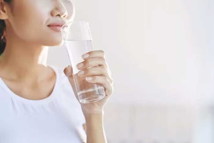 Ilustrasi minum air putih.