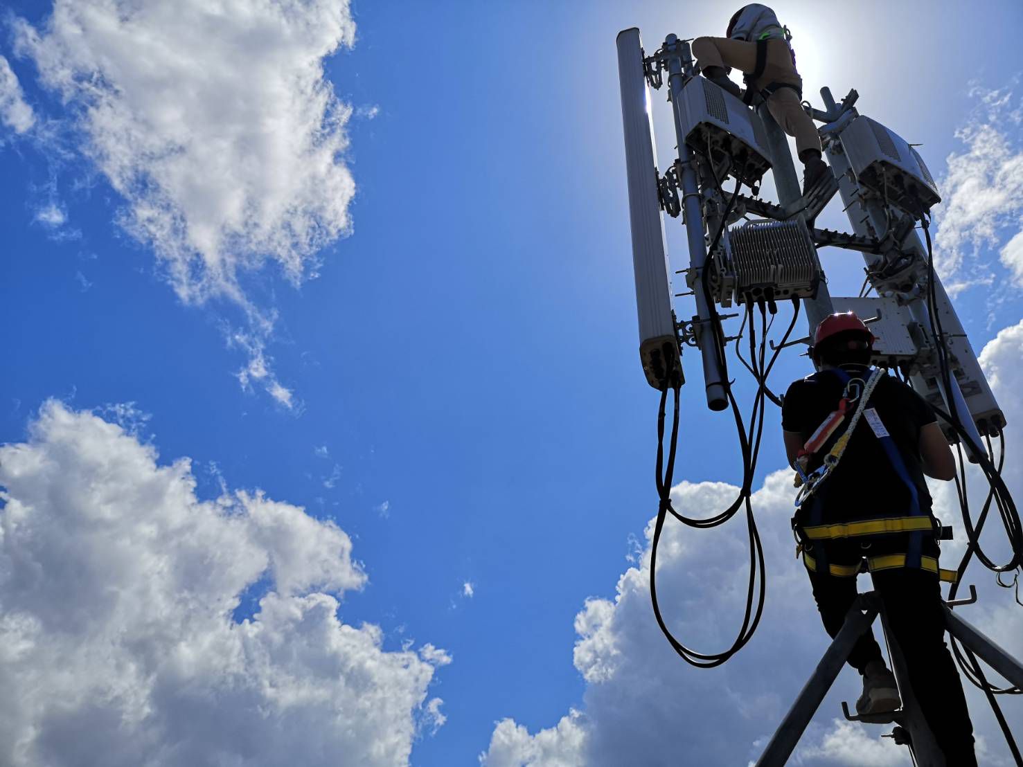 Telkomsel melakukan optimasi perangkat jaringan pascapemadaman listrik yang berdampak pada operasional sejumlah base transceiver station (BTS) di wilayah Sumatera, Selasa (4/6/2024).