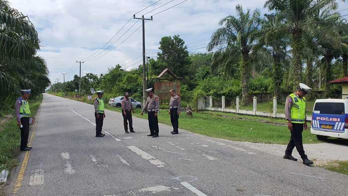OLAH TKP: Personel Satlantas Polres Siak dan Polsek Bungaraya melakukan olah tempat kejadian perkara di depan SMAN 1 Siak, Jumat (31/5/2024).