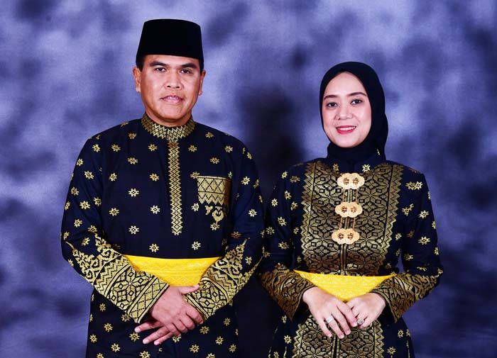 Kepala Staf Angkatan Laut Laksamana Muhammad Ali dan istri memakai baju Melayu.